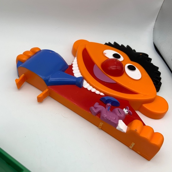 Vintage Lewco 1988 Sesame Street Ernie's Twiddley Winks Plastic Game Board - Picture 10 of 12